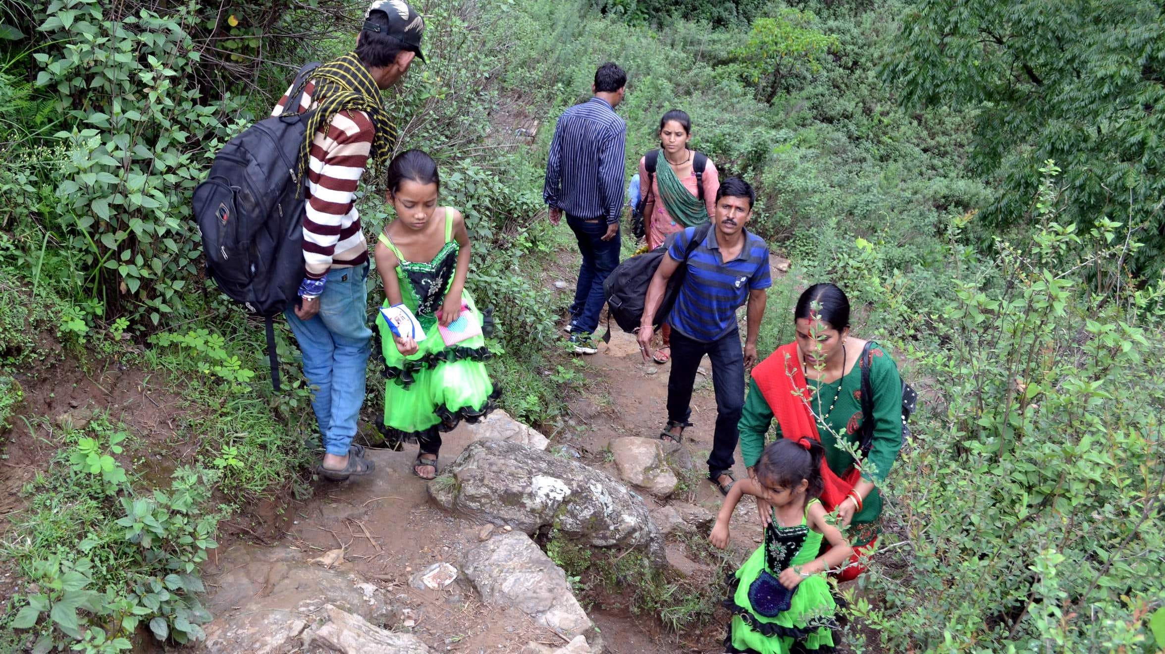 itbp personnel rescue the child from trench.