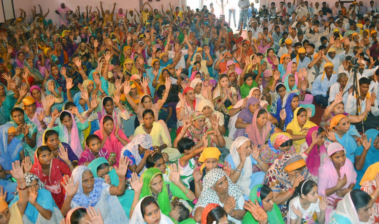 Devotees worshiped Guru Guru Purnima