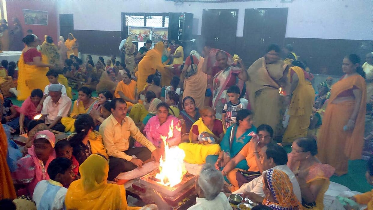 saeen mandir par saja phool bangala, laga chhappan bhog