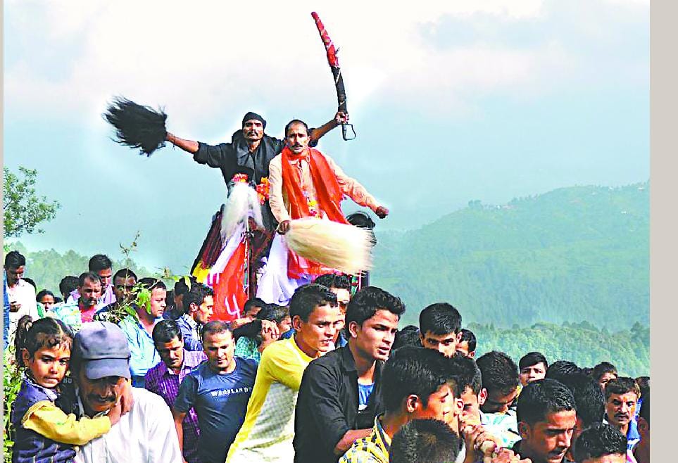 Hundreds of devotees made Rath Yatra witness Dola