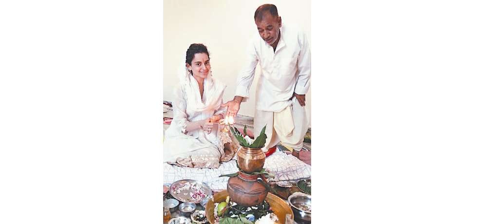 Bollywood Actress Kangana Ranaut performs seven day Pooja at home in mandi himachal pradesh