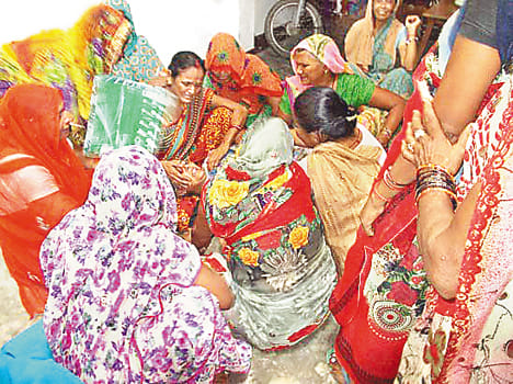  bahoo-bete kee maut kee khabar sunakar behosh huee maan