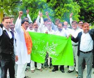 Hindu groups blew Pakistan flag