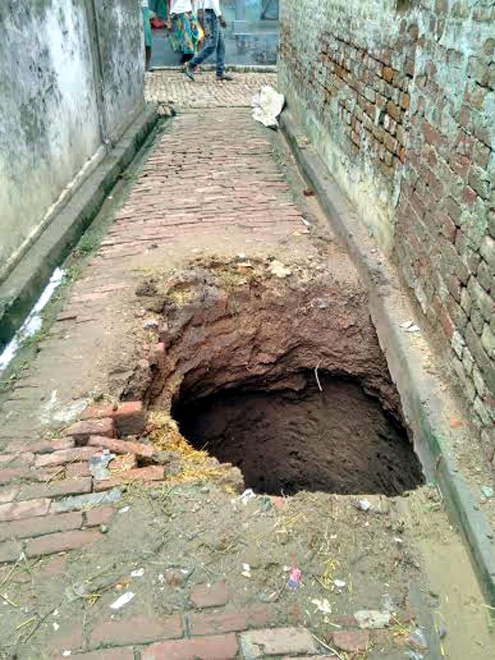 The main street of the village lodged Chaudera rain, turned down Well
