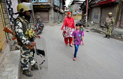 Curfew in Jammu & Kashmir continues for 11th consecutive day