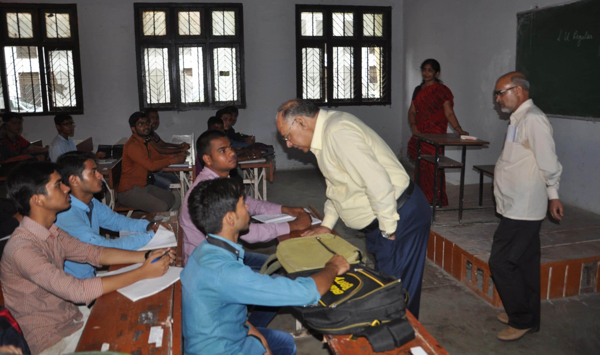 vice chancellor sb nimse took round of lucknow university