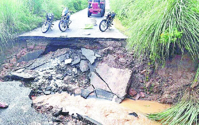 Smipur - track route to demolish canal Cidiapur