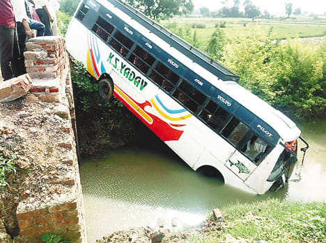 Break bus falls into ditch culverts, four injured