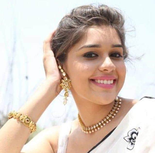 Eisha Singh and Sartaj Gill kiss on sets