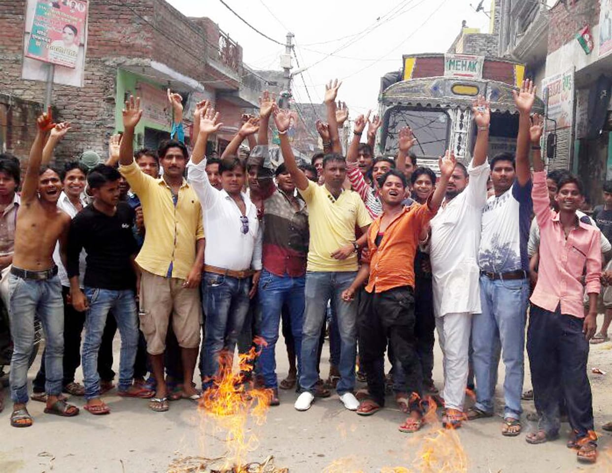 Those hostile to the power cut, burnt effigies of Xen