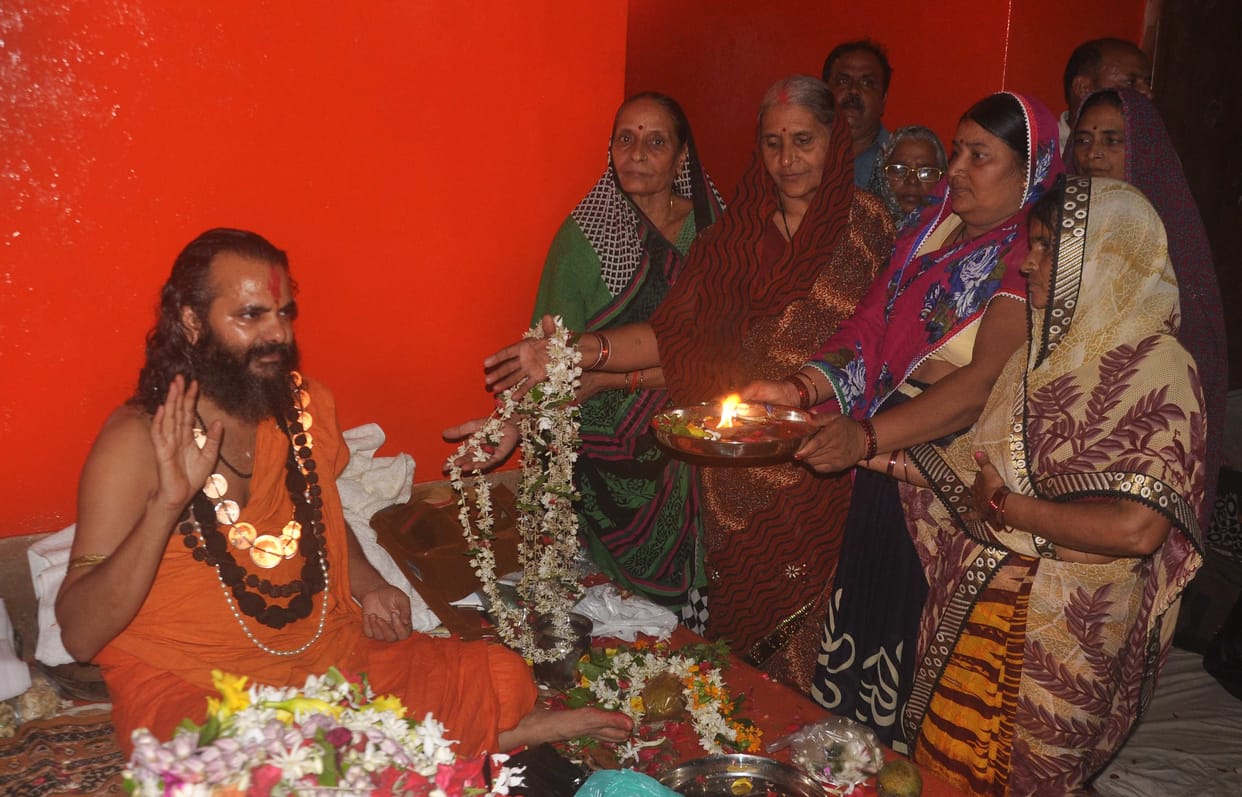 Gurus aroused was at the entrance of devotees surge