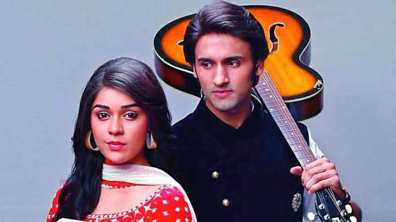 Eisha Singh and Sartaj Gill kiss on sets