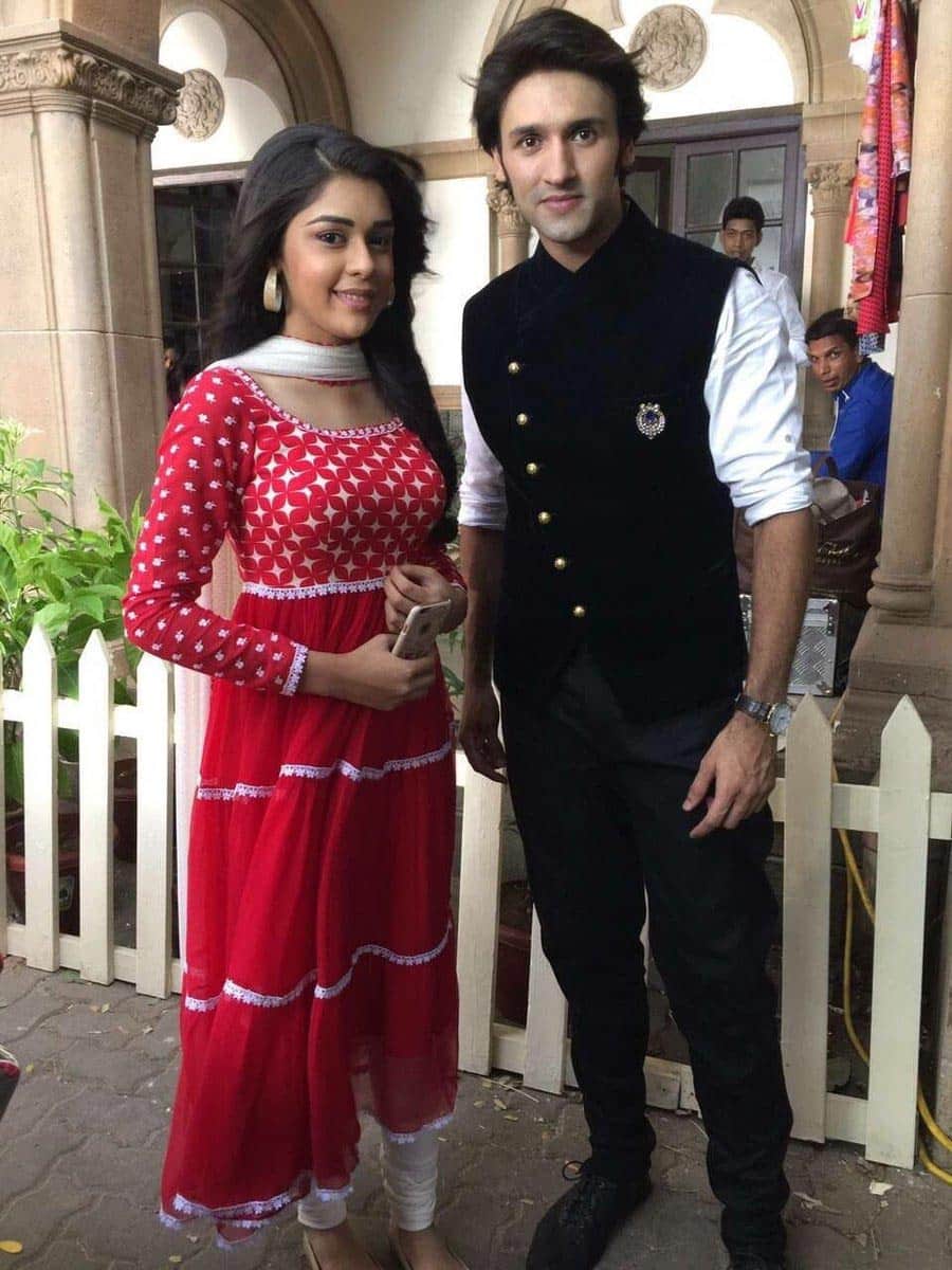 Eisha Singh and Sartaj Gill kiss on sets