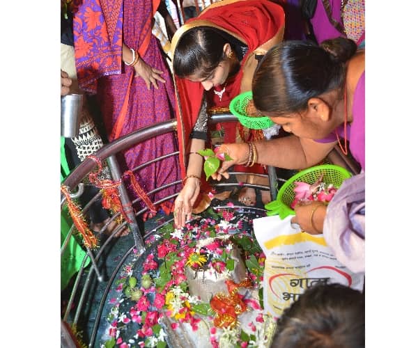 People worship lord shiva on first day of savan.