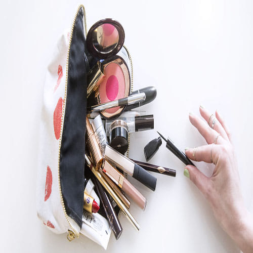 5 Things Every Woman Should Have In Her handbag