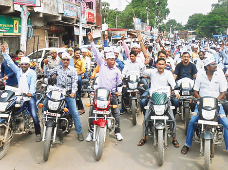 Teachers pulled the bike procession for pension restoration