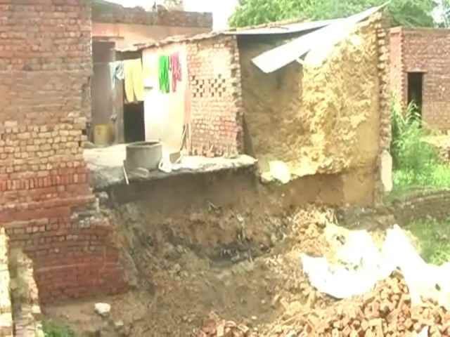 The rain fell in the two houses , has many cracks in