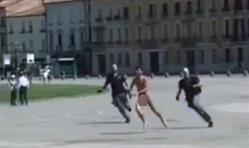 naked man shouting 'Praise to Allah' made police runaround the town square