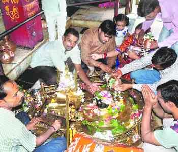 Devotees descended in Lodeshwar Mahadeva