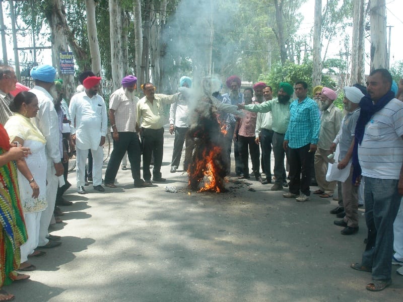 protest, batala protest, protest against powercom management, batala, amritsar