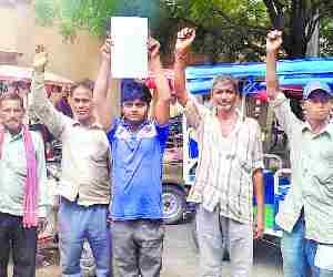 E rickshaw drivers protest against Smriti Irani