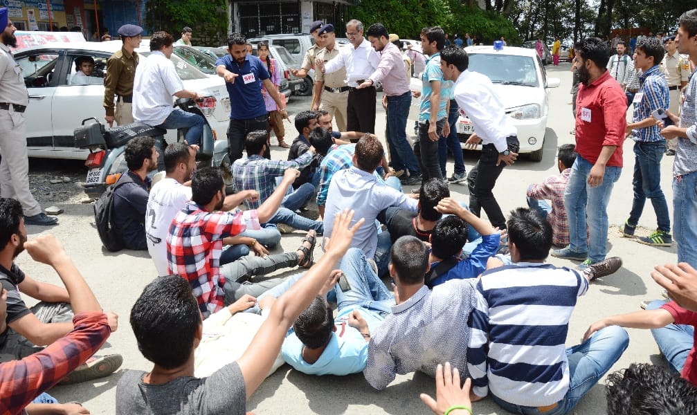 SFI protest at HP University, live photos