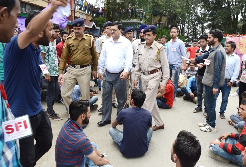 SFI protest at HP University, live photos