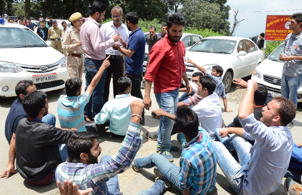 SFI protest at HP University, live photos