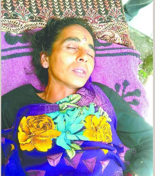 Women with fallen stones from the hill fell into the Gdere