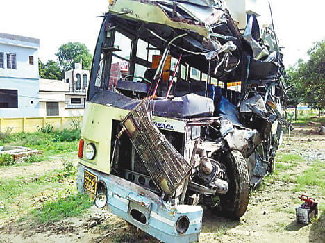 Bus crashed into the container, two dozen injured