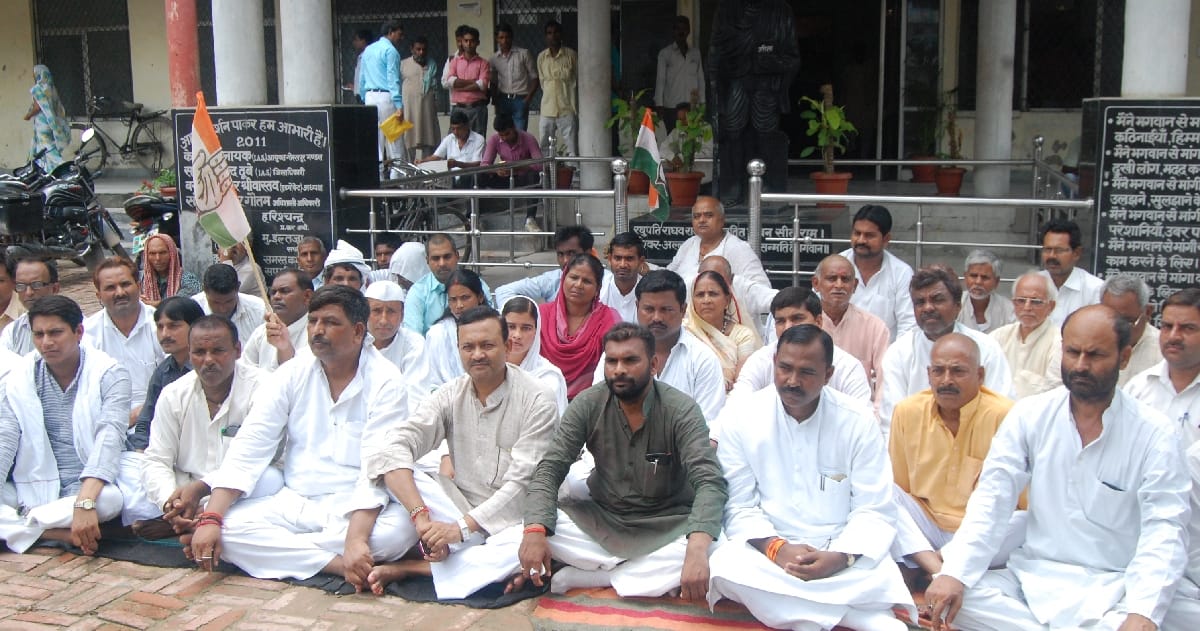  Congress workers staged a sit silent