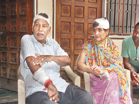 The elderly couple clashed robbers, chased