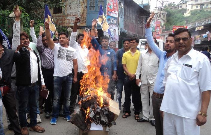 BJP leaders burnt effigies of Dhayashankar