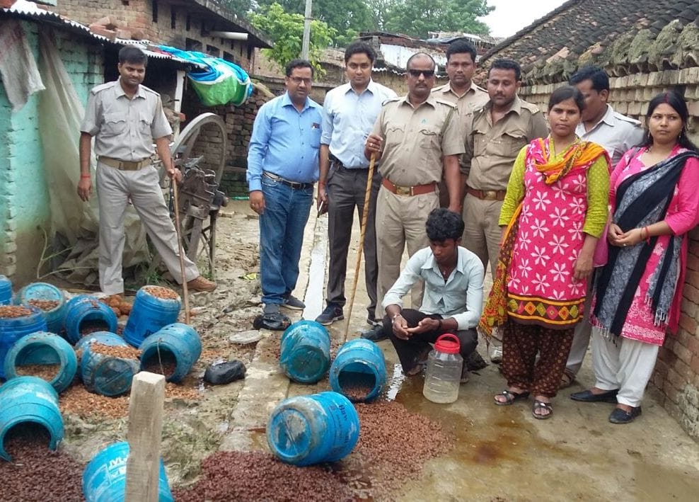 Four arrested with 31 liters of liquor