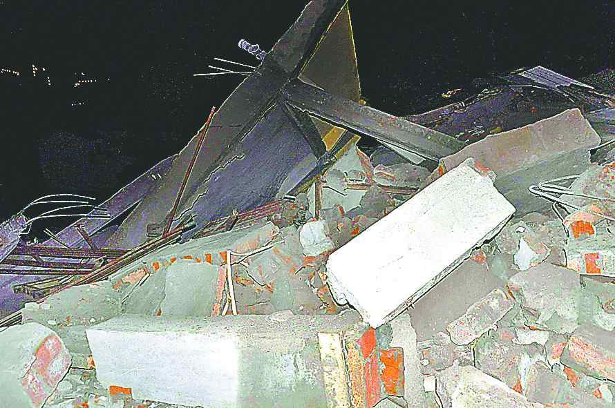 Revetment collapse demolished a guest house