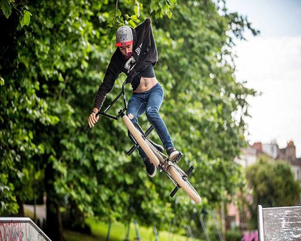  Teenager with ONE ARM perform jaw-dropping Stunt