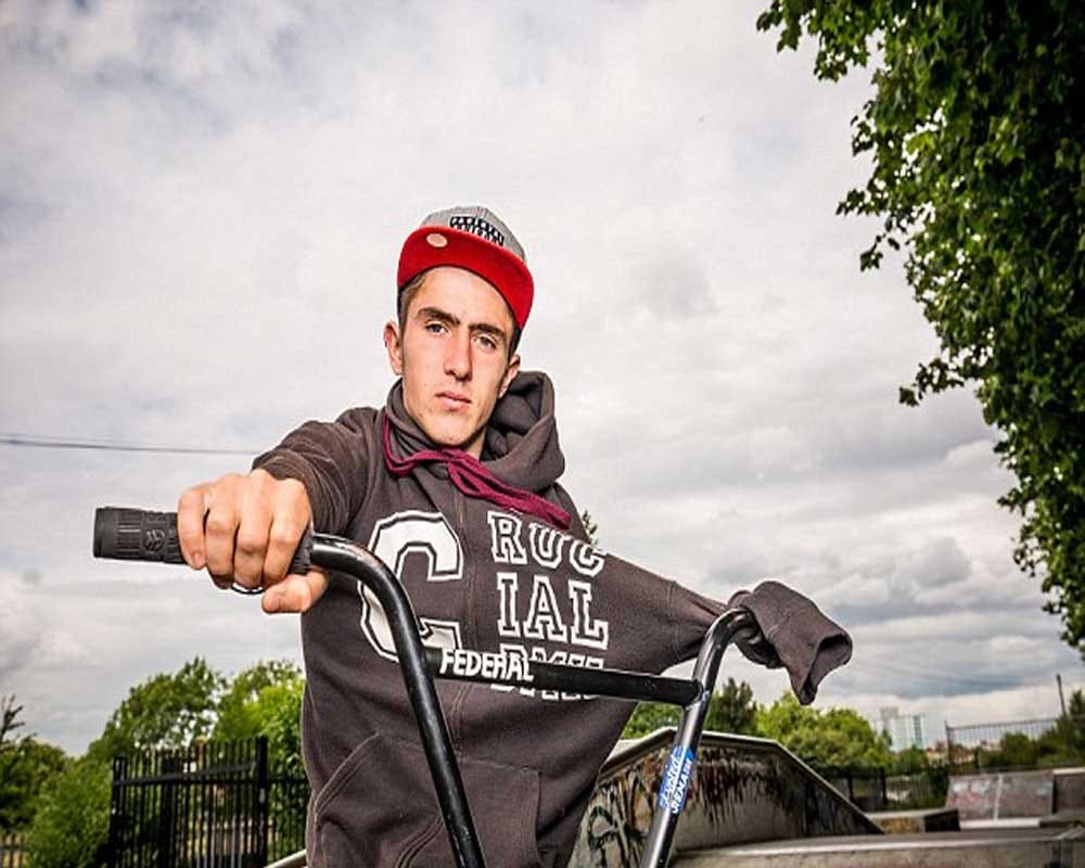  Teenager with ONE ARM perform jaw-dropping Stunt