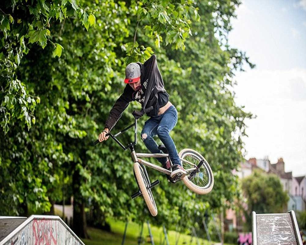  Teenager with ONE ARM perform jaw-dropping Stunt