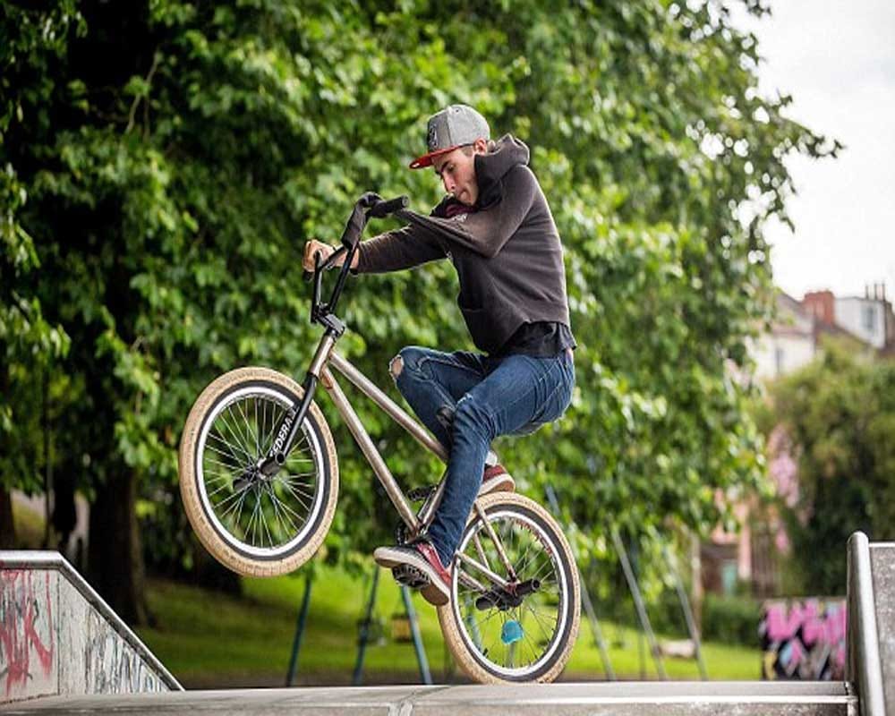  Teenager with ONE ARM perform jaw-dropping Stunt