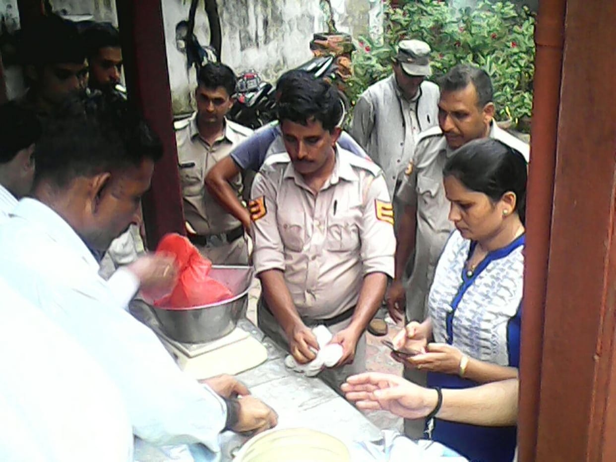 Kangra police recovered 7 kg charas with money counting machine.