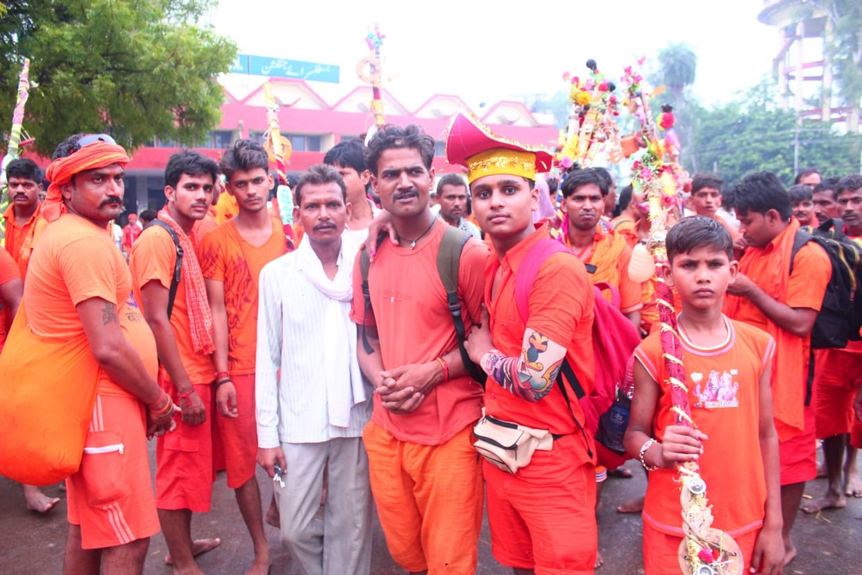The faithful in the temples