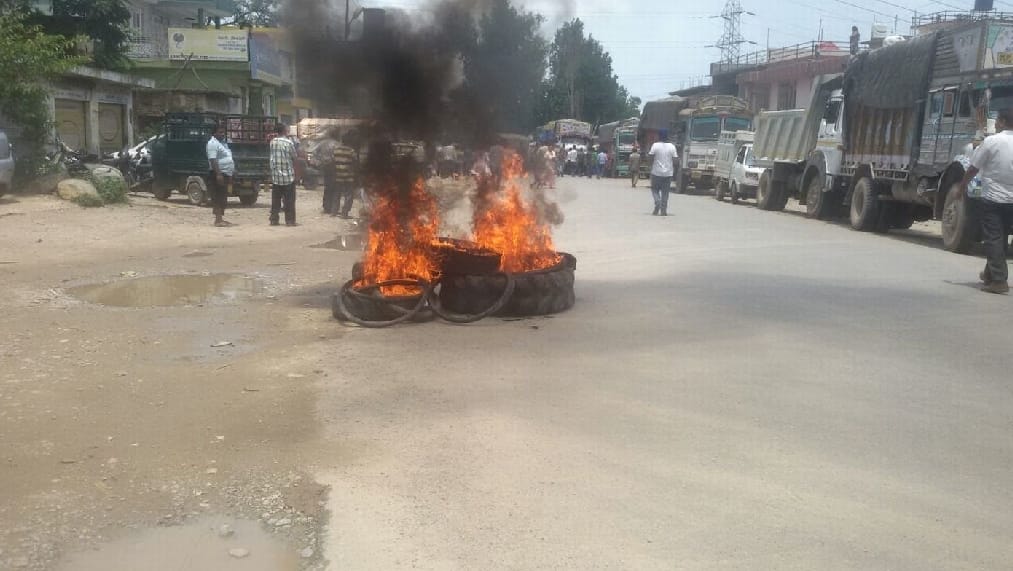 People protest and chakka jam at sundernagar, mandi.