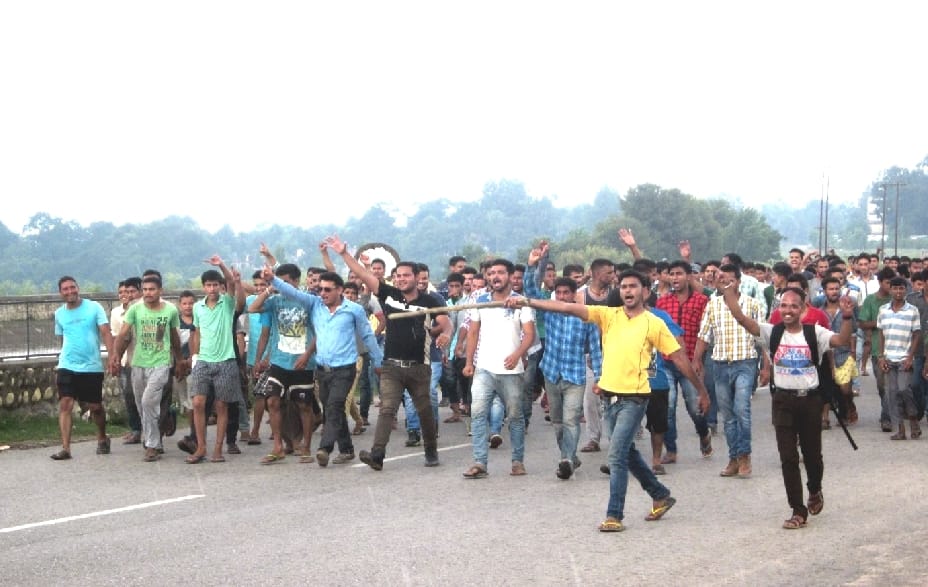 People protest and chakka jam at sundernagar, mandi.