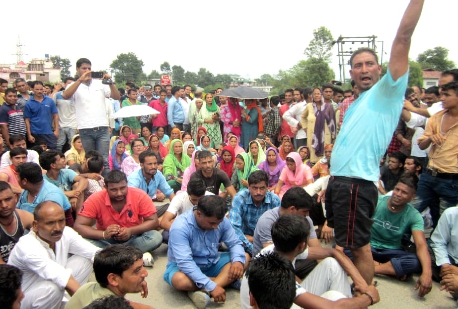 People protest and chakka jam at sundernagar, mandi.