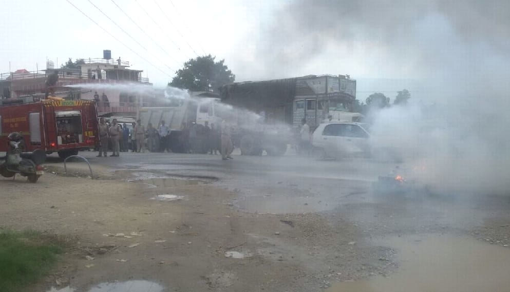 People protest and chakka jam at sundernagar, mandi.