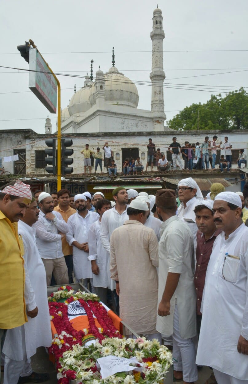 Famous hockey player Mohammed Shahid Funeral, final ritual in Varanasi.