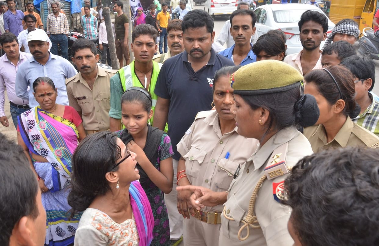 women fight with nagar nigam team