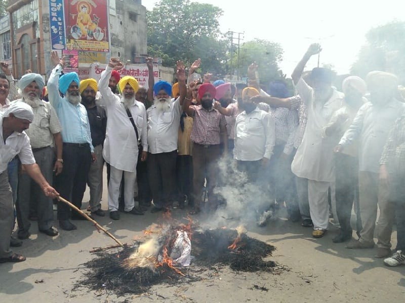 protest, gurdaspur protest, electric worker protest, protest against powercom, amritsar