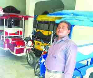 E rickshaw pullers protest against company