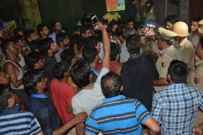 Stone pelted between people of two communities in aligarh